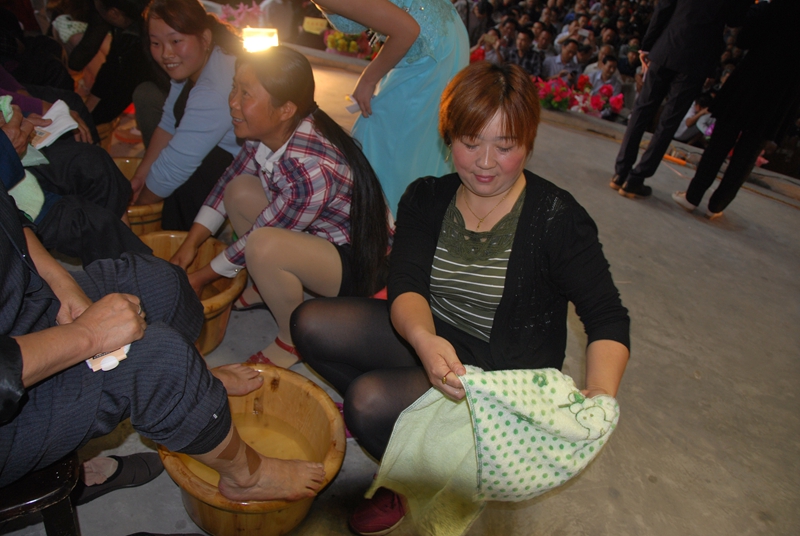 保城乡老年人协会在孝亲行动中子女为父母洗脚,按摩