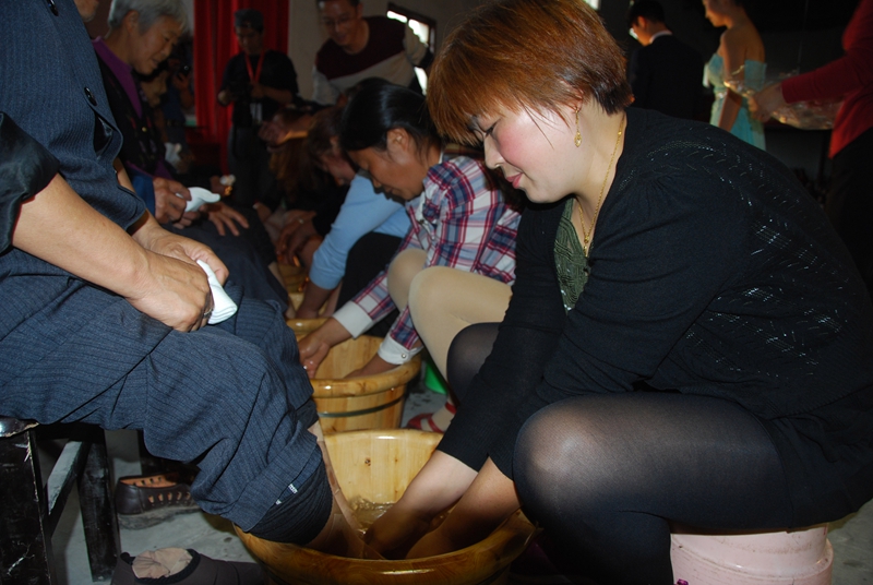 保城乡老年人协会在孝亲行动中子女为父母洗脚,按摩