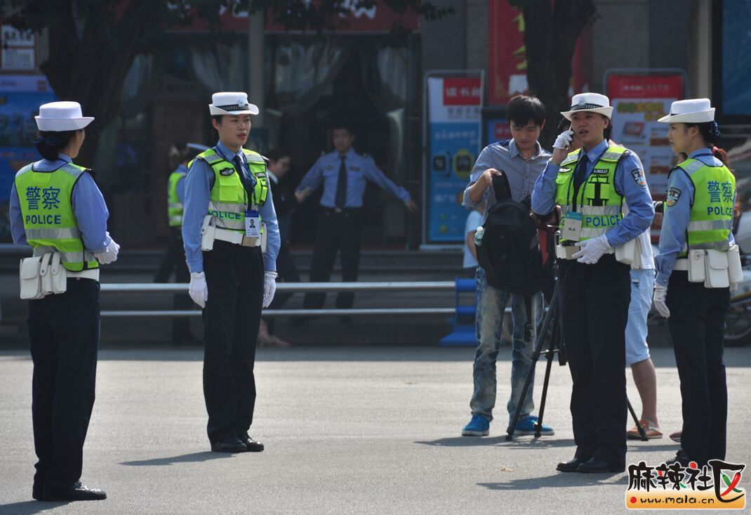 正在拍宣传片的交通女警花