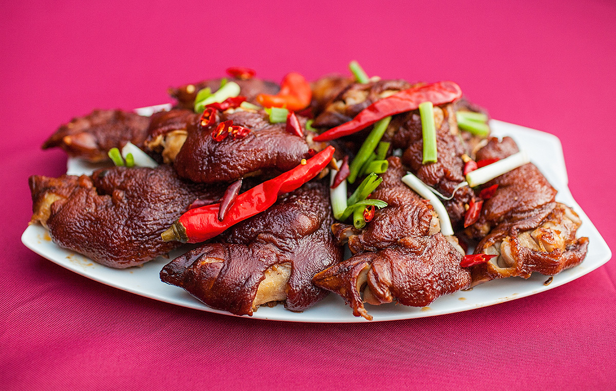 七彩长滩aaaa风景区申报进行中,拍摄精美本地特色菜品. .