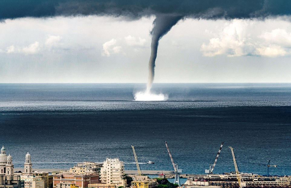 意大利港口巨大水龙卷场面壮观!也许你一辈子都看不到!