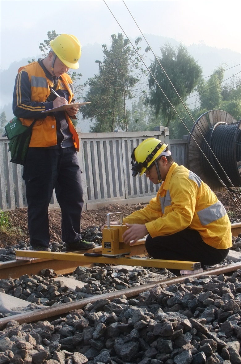 中铁七局的两个认真专业帅哥工程师