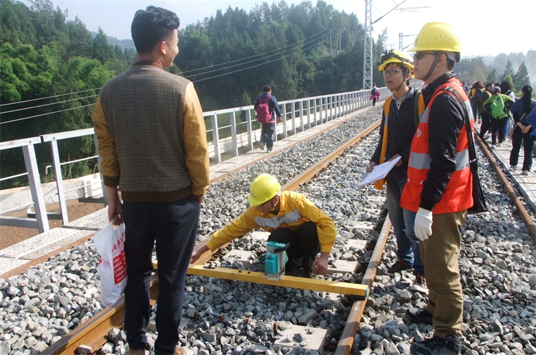 徒步巴达铁路——向铁路建设者们致敬