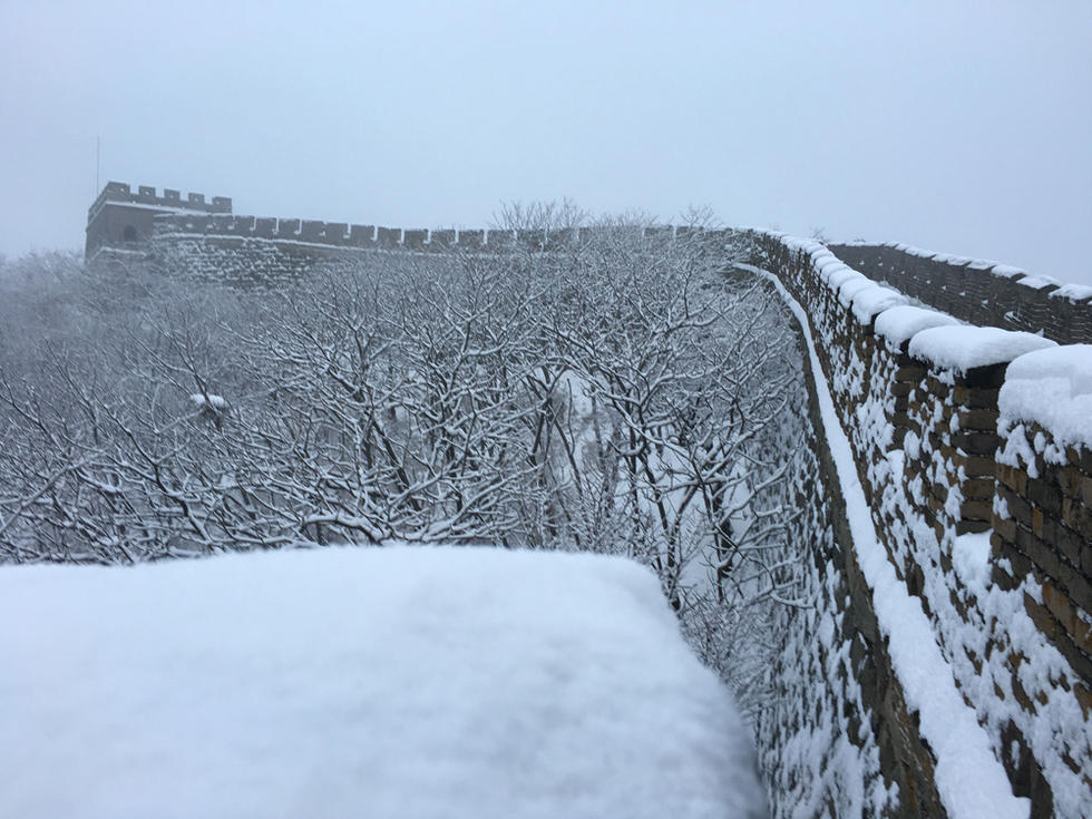 燕山雪花大如席,片片吹落轩辕台