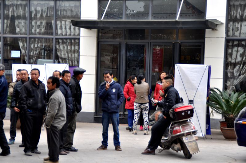 第一时间第一现场邓四平播报:一群工人围在嘉陵西路江岸居售楼部前堵