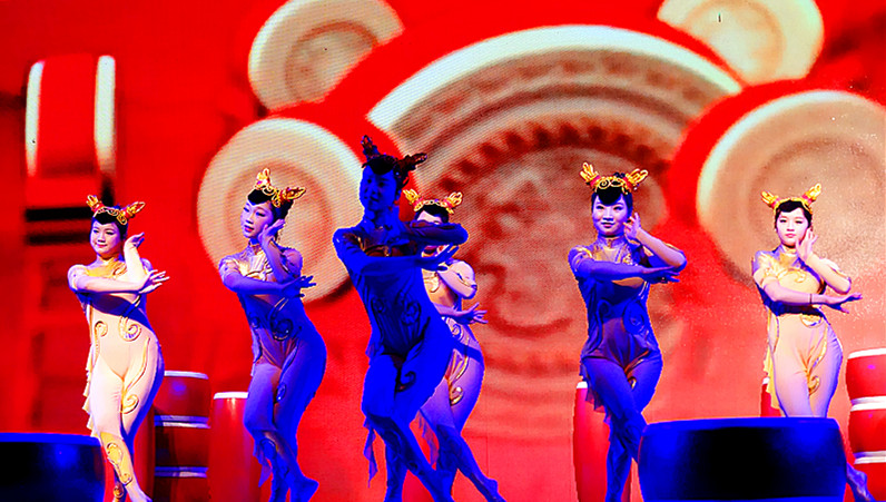 南充市杂技团新编节目 女子组合--蹬鼓