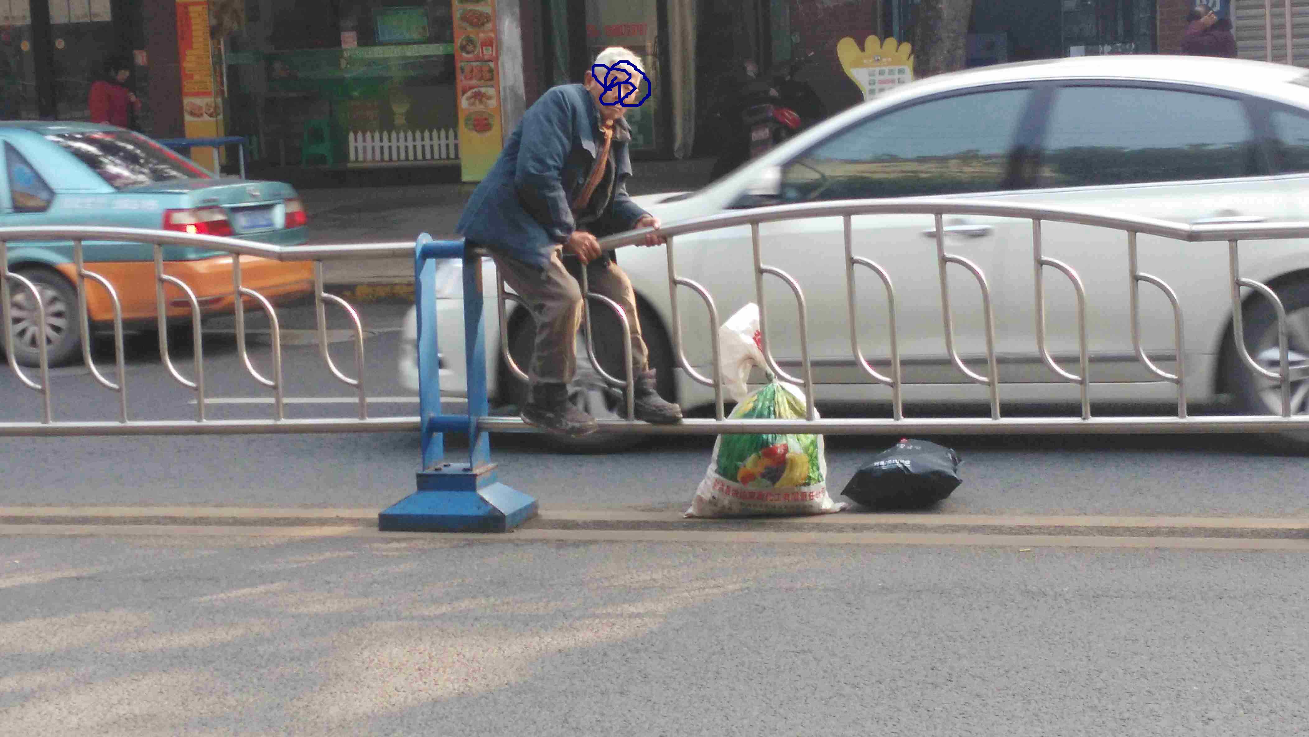 要过年了,请你注意安全,不要横穿马路翻越护栏,家人需要你平安