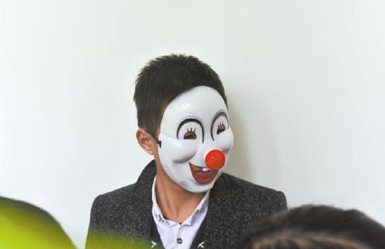 5个戴着面具的蒙面人进入了位于水碾河南路的成都市公安局禁毒支队