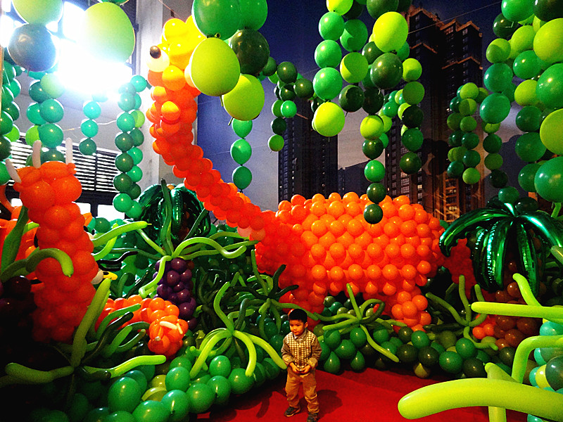 南门坝 20万只绚丽多彩进口气球组成卡通造型 南充首届国际气球嘉年华