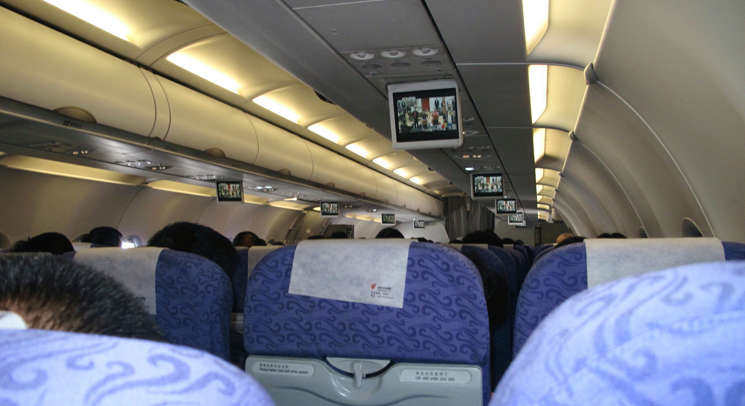 航班机舱内宽敞明亮