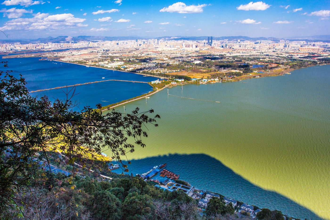 从西山鸟瞰滇池及昆明市区