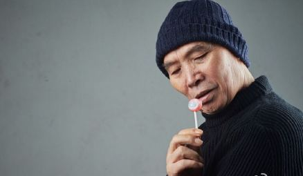 第一张:李大爷,你是拿了一颗糖嘛?装得一手好逼:lol