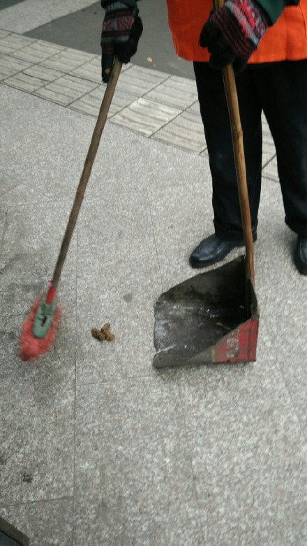 "幺儿"街头乱拉屎,环卫工给你擦屁股