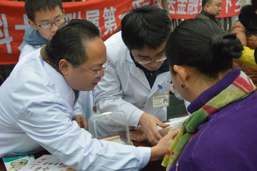 西南医科大学,泸州市三下乡服务义诊活动在江