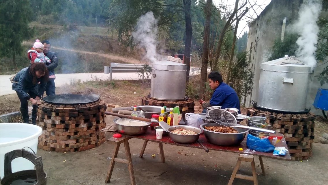 老家亲戚接儿媳妇,吃坝坝席去