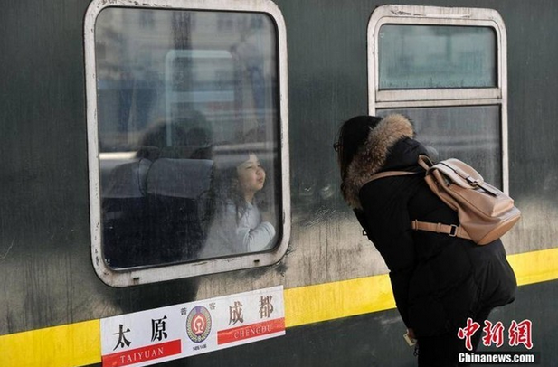 春运一幕:母亲火车站送别5岁女儿 隔窗双双落泪