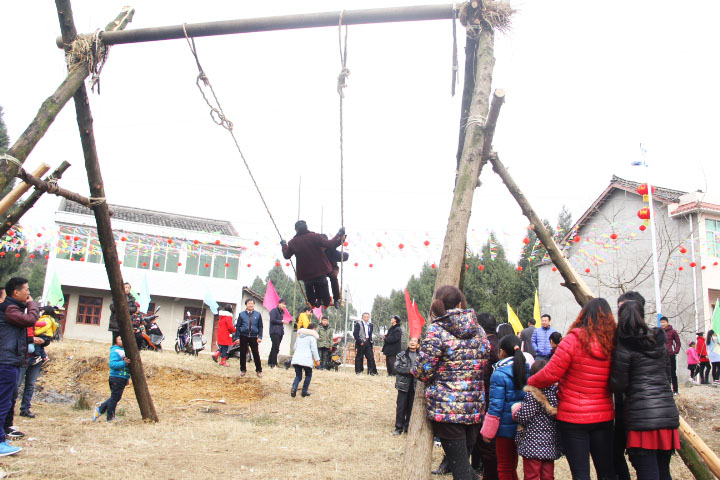 农村田坝里十多米高惊险刺激的矢秋荡秋千你见过玩过吗