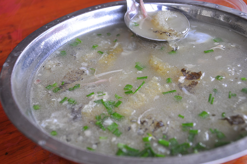 上菜了,魚皮湯,濃濃的,滿滿的膠原蛋白