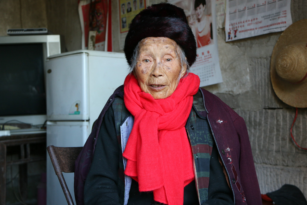 何全英,女,現年105歲,家住白巖寨村 組.身體健康,聽力良好.