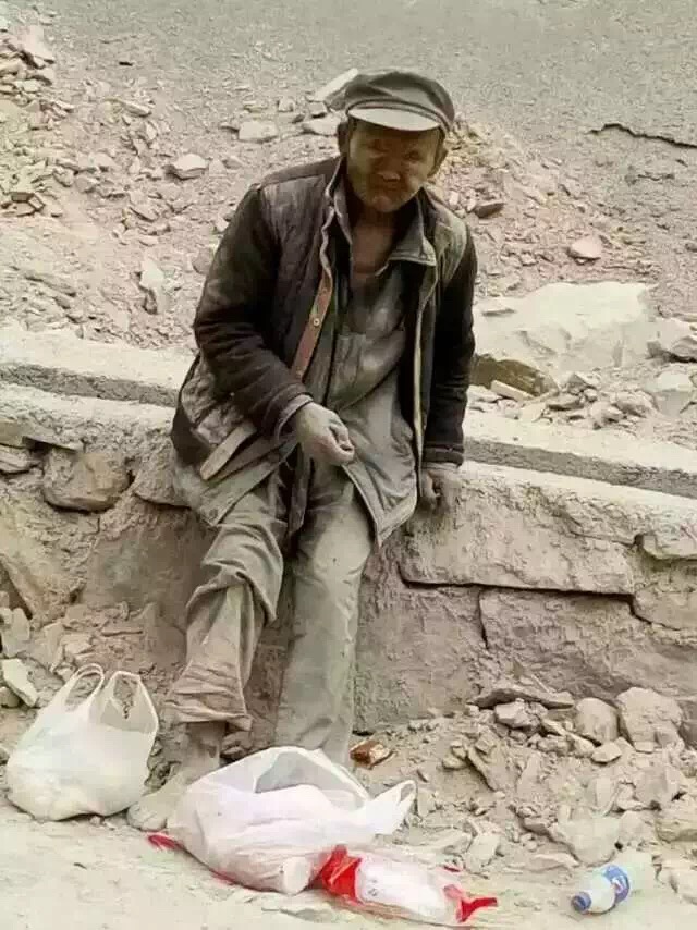 传递正能量:谁来帮助这位老人太可怜了