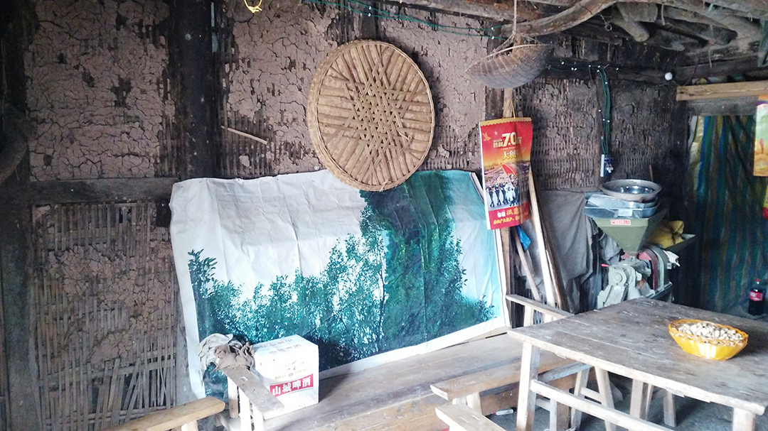 这是他房子的客厅,农村通常讲的堂屋.: