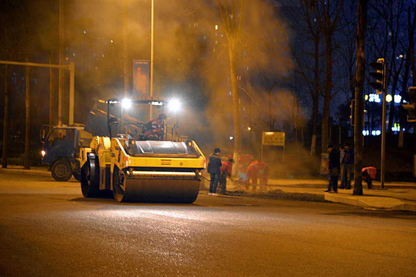 黄忠小区道路改造工程夜间施工现场