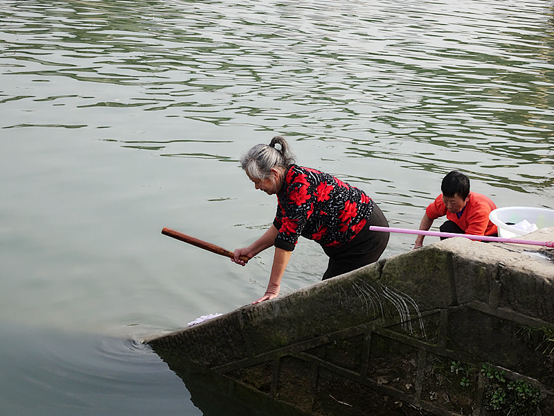 嘉陵江边洗衣裳 棒槌打 刷子刷 传统洗衣这道风景线也许很快会消逝了
