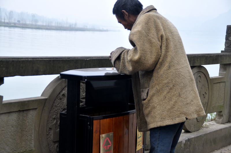 嘉陵第一桑梓景区发现一个在垃圾桶拣垃圾吃的流浪汉,请蓬安县民政局
