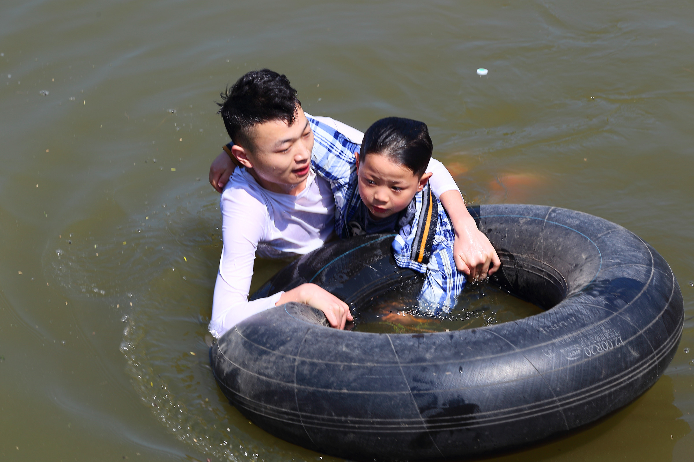 满满正能量 好小伙勇救落水儿童不留名【巴中市徒步运动协会现场抓拍