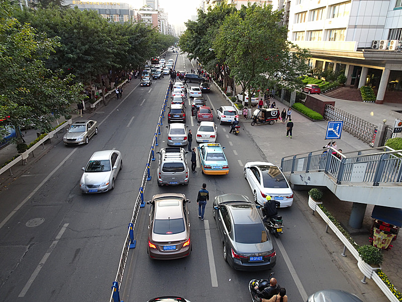下午6时许 美女司机穿越隔离拦杆 越界撞得红车车门打不开 顿时涪江路