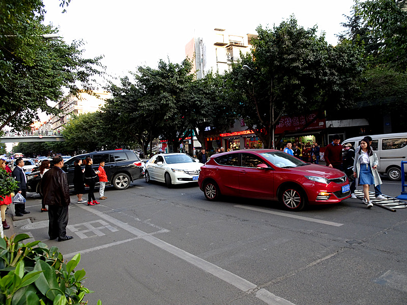 下午6时许 美女司机穿越隔离拦杆 越界撞得红车车门打不开 顿时涪江路
