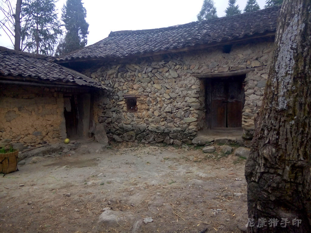 周末,走进这样一个还很贫穷原始的彝族村落(手机拍摄)