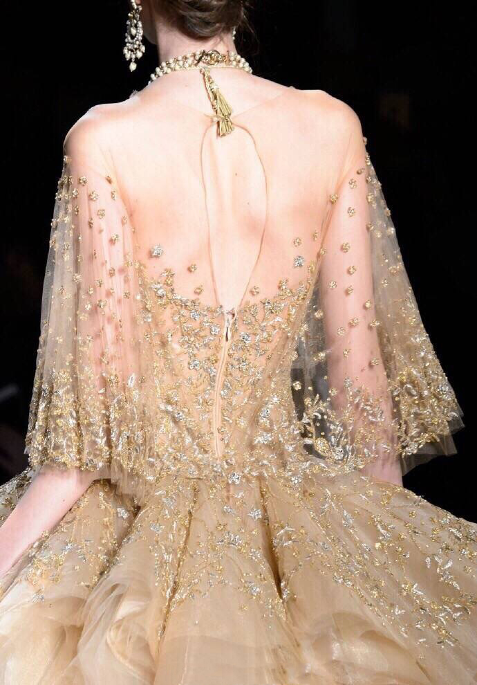 每次一看到美背就不淡定了,这样的露背设计实在是优雅又性感!