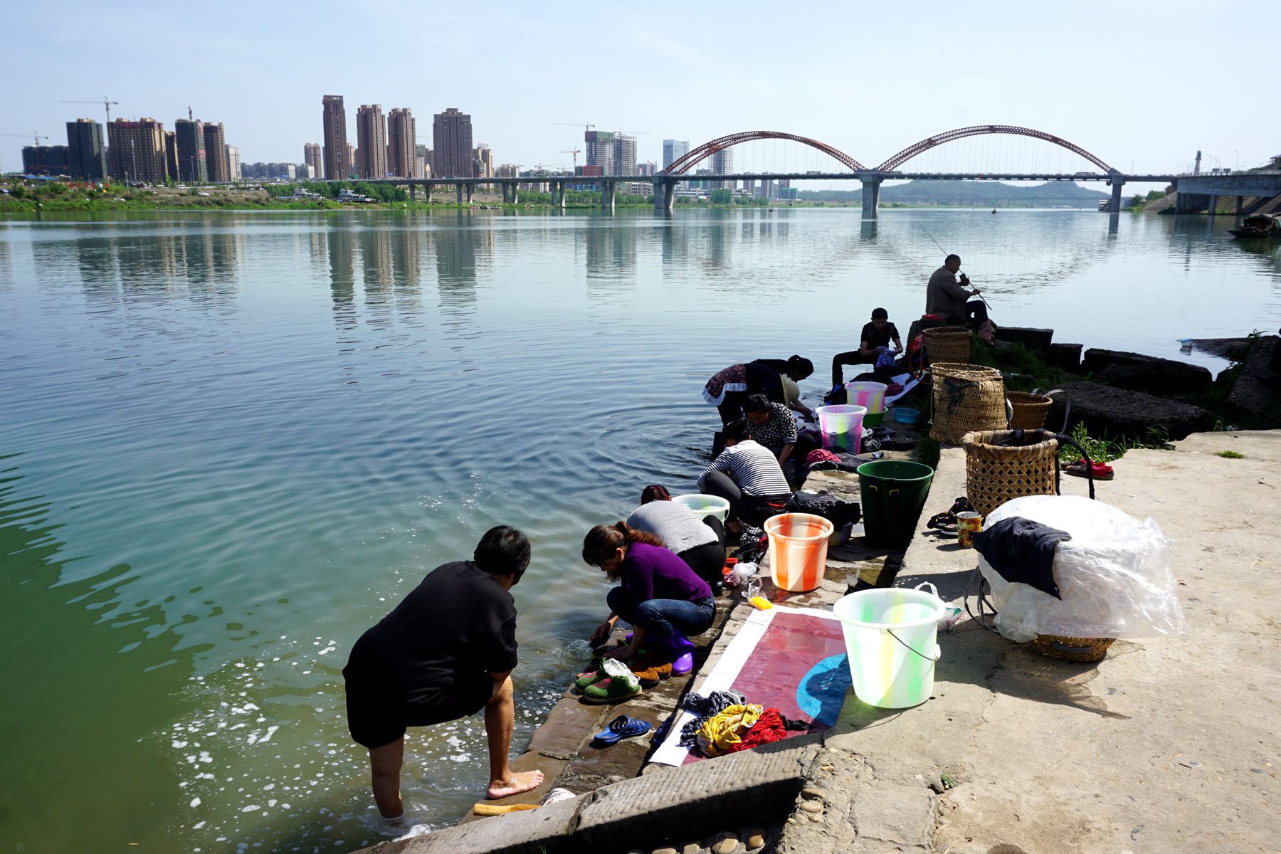 嘉陵江边洗衣人,固守传统,自得其乐!