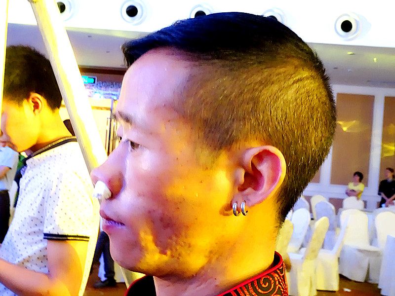 时尚男人 打耳洞流鼻血 左手戴手表右手拴佛珠