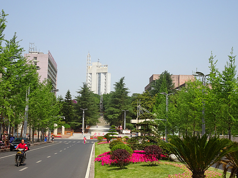 西南石油大學建校60週年,南充校區大門舊貌變新顏!