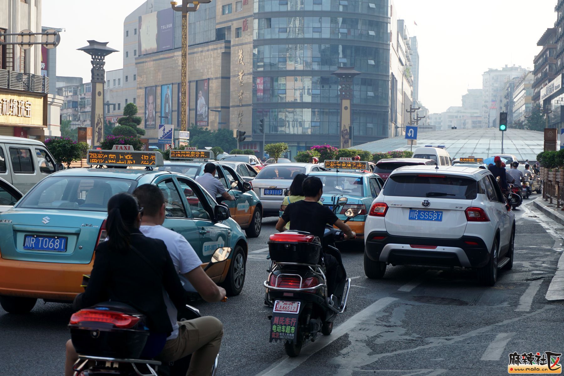 清晨,将近八点,人民南路,车流,披着霞光,上班去!