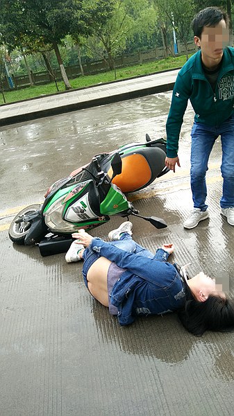 下雨天电动车摔倒图片图片