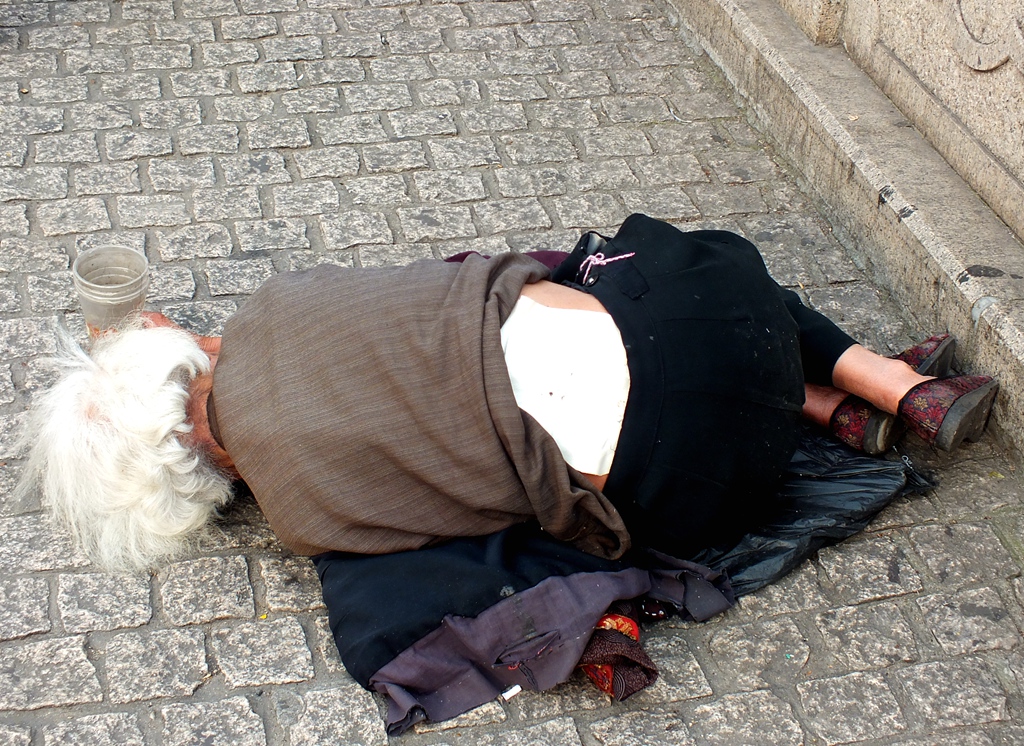 (纪实实拍组图)躺在地上的白发大娘-人像摄影-麻辣社区 四川第一网络