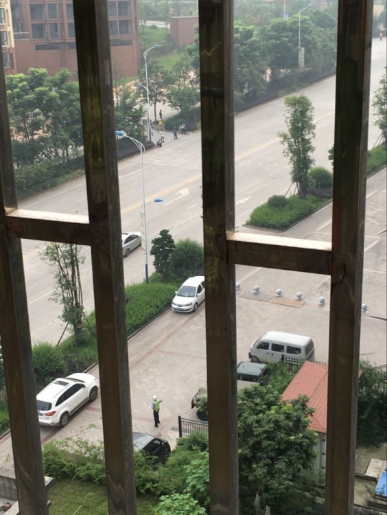 为什么泸州维多利亚领秀门前有空地不划定停车位?方便交警开罚单?