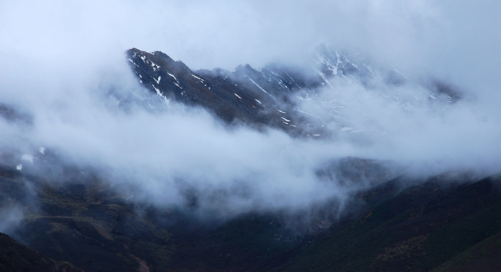 云遮雾罩的岷山主峰雪宝顶