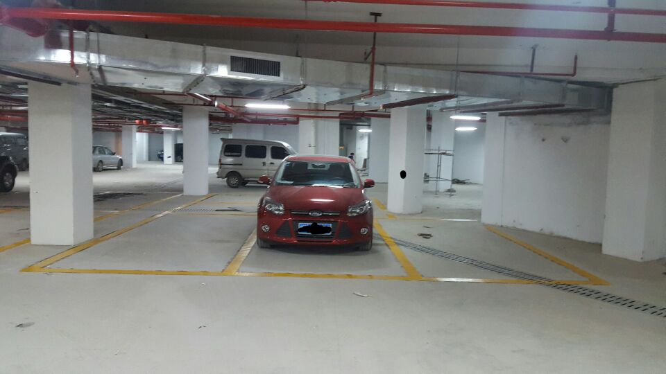 大家看看所谓高档小区半山逸城地下车位.