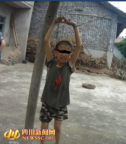 小孩因偷摘葡萄被吊在葡萄架下