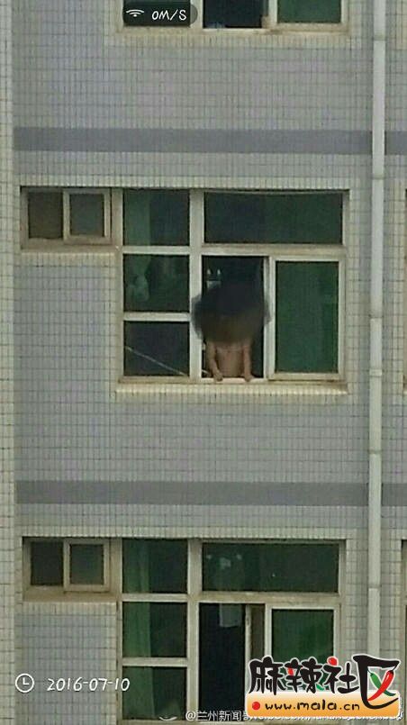 男生持望远镜偷窥女生被抓现行 称"看一下又不会怀孕"