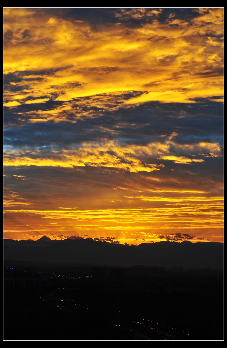 成都的夕阳和山