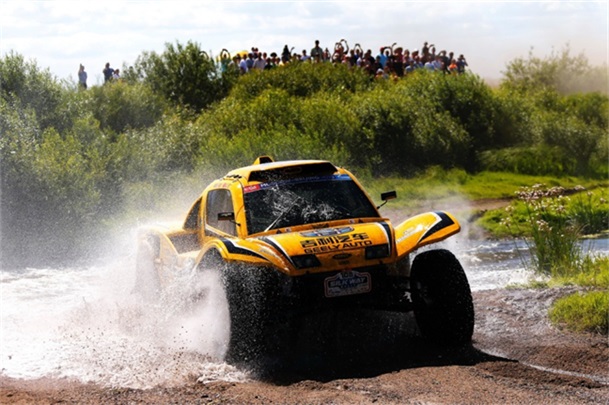 而且整场赛段包括了沙丘,湿地,平原,戈壁,浅滩等4000多公里的特殊赛段