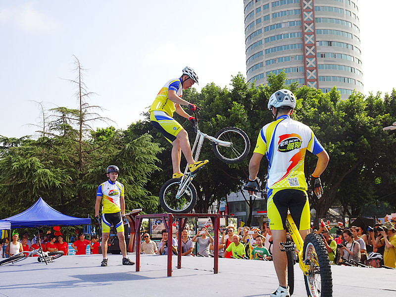 花式自行车表演 精彩刺激 口含气球 瞬间用自行车轮胎撞爆