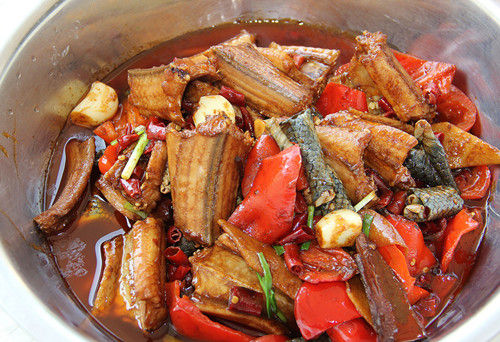 四川又有人放生出妖蛾子了,十几口袋蛇被放上山.你怎么看待放生行为?