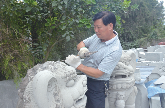 守艺:通江"石雕大侠"曾玉平 守 为顽石赋予生命