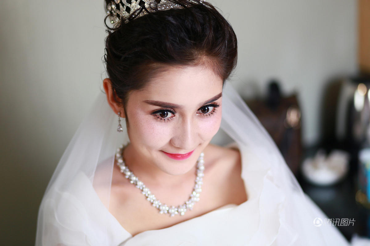一对新疆维吾尔族青年的现代婚礼
